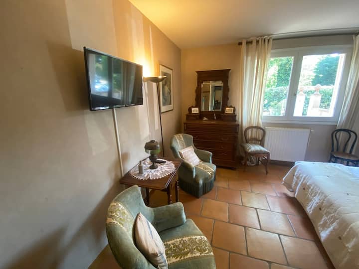 חדר שינה 1 , מיזוג אוויר עם טלוויזיה.