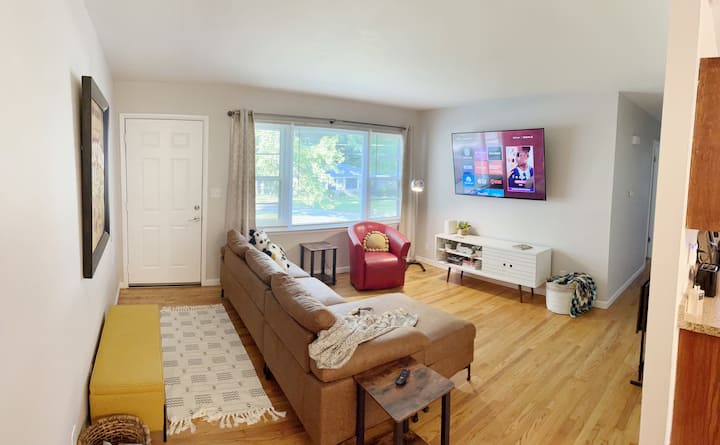 Cheerful 3 Bedroom, Near Stadiums, Pet Friendly - Independence, MO