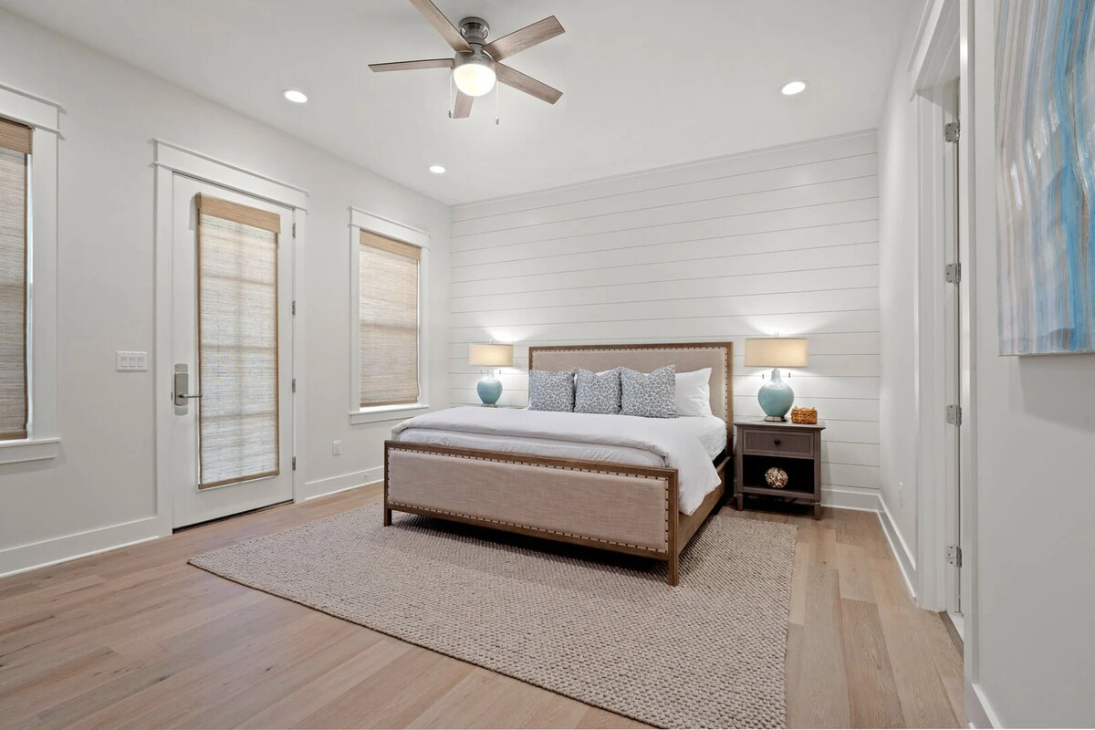 ห้องนอนหลักมีเตียงคิงไซส์ทีวีและห้องน้ำในตัว