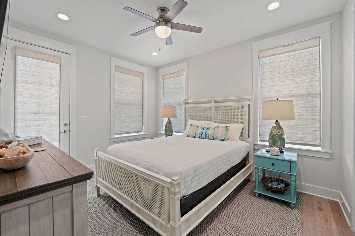 ห้องนอน 4 มีเตียงควีนไซส์และห้องน้ำในตัว