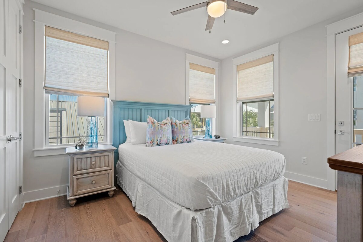 ห้องนอน 3 มีเตียงควีนไซส์และห้องน้ำในตัว