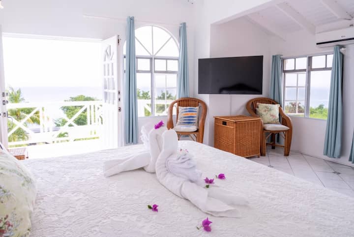 Dormitorio principal con balcón, aire acondicionado y baño privado.