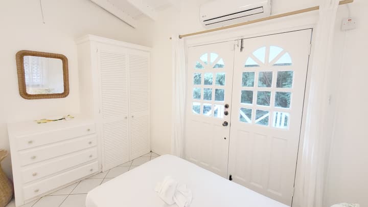 El dormitorio # 3 tiene 2 camas, aire acondicionado y acceso al patio