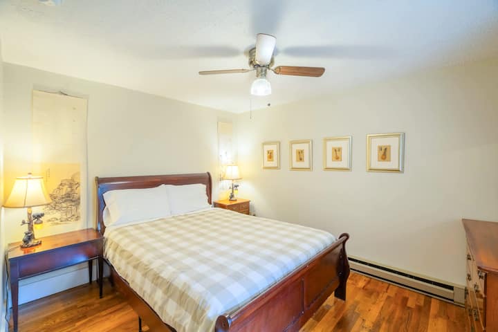 נוף מחדר שינה שני עם מיטת קווין סייז.  בחדר הזה יש חדר רחצה עם מקלחת הממוקמת מחוץ לו. 