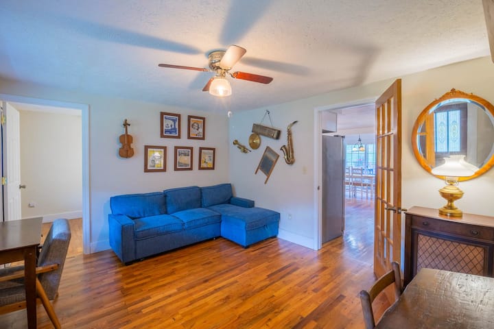 מבט על חלל הסלון השני הממוקם ליד המטבח ובין שני חדרי שינה.  הספה הזאת מתקפלת למיטה.