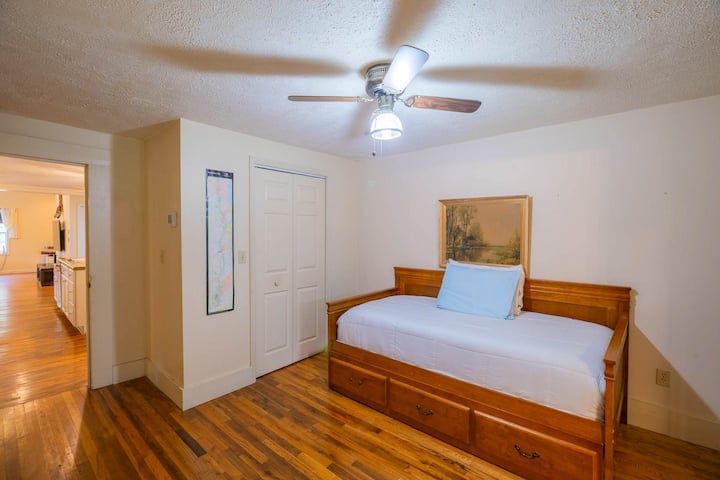 חדר השינה הקטן הזה מחובר לחדר השינה הראשי.  במיטת היחיד הזו יש מיטה מתחת. 