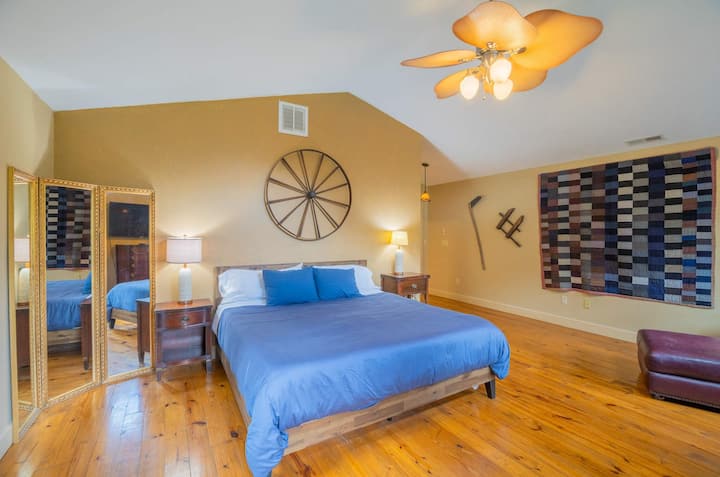 זהו נוף של חדר השינה הראשי עם מיטה בגודל נוח.  בחדר השינה הזה יש גם חדר רחצה ראשי הממוקם לידו. 