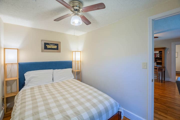 חדר השינה השלישי ממוקם מעבר לחדר הקריאה מחדר השינה השני.  בחדר הזה יש מיטת קווין סייז. 