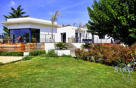 Beautiful contemporary 200m pool riverside