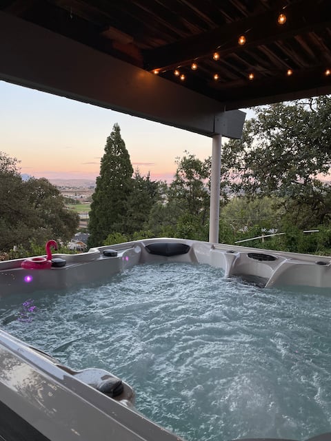 River Club: scenic hot tub, outdoor movie, firepit