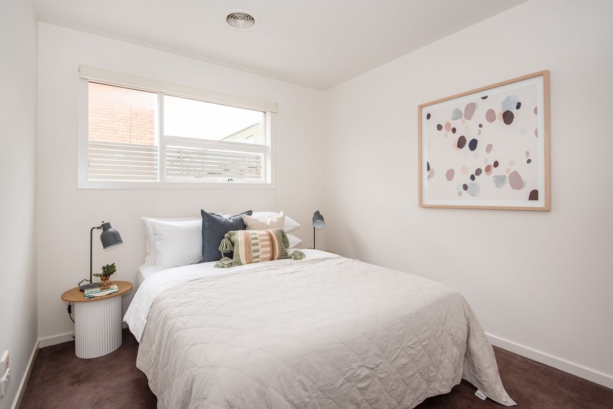 第二间卧室配有标准双人床