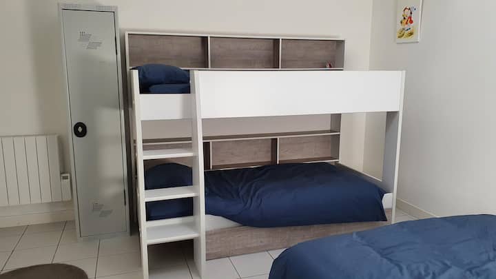 Spavaća soba 3 s 1 krevetom 140 i 2 kreveta na kat 90