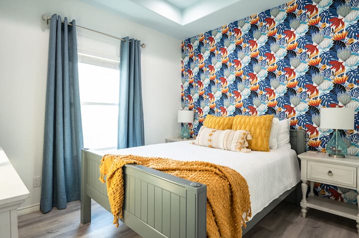 Lësho valixhet dhe shko në plazh ose ngjit këmbët në dhomën luksoze të vizitorëve të mbretëreshës.