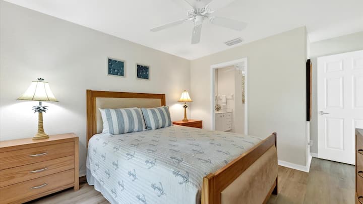 חדר שינה של אורחים קווין עם חדר רחצה צמוד