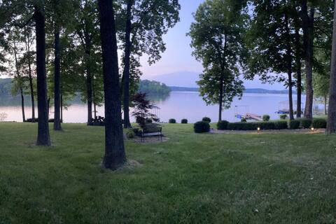 Stunning 7 Bedroom Lake Barkley Home + Hot Tub