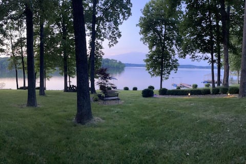 Stunning 7 Bedroom Lake Barkley Home + Hot Tub