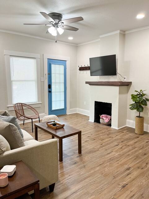 Spacious 1 bed 1 bath with office and free parking