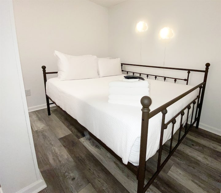 سرير كوين النهاري في الطابق السفلي