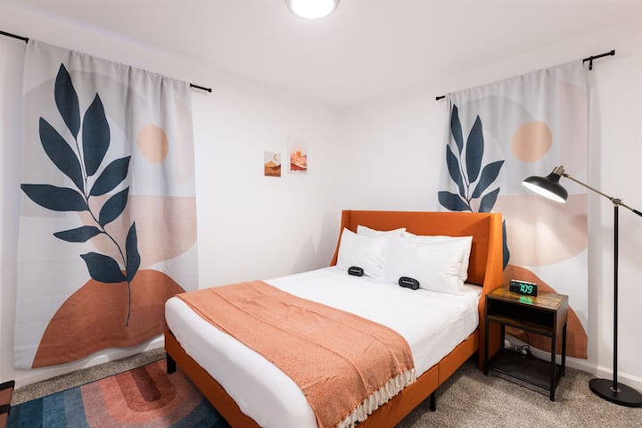 غرفة نوم بسرير كبير في الطابق الرئيسي