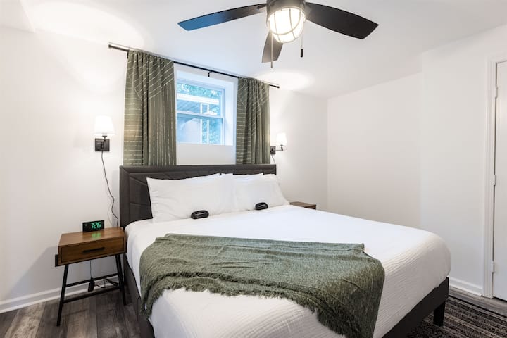 غرفة نوم بسرير كبير (مع حمام داخلي) في الطابق السفلي