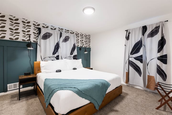 غرفة نوم بسرير كبير في الطابق الرئيسي