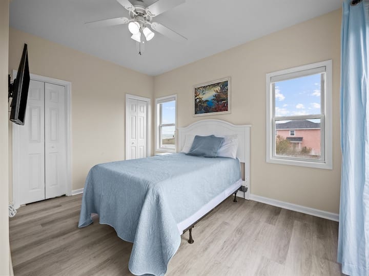 Спална соба на третиот кат, пристап до задната тераса, паметен телевизор!