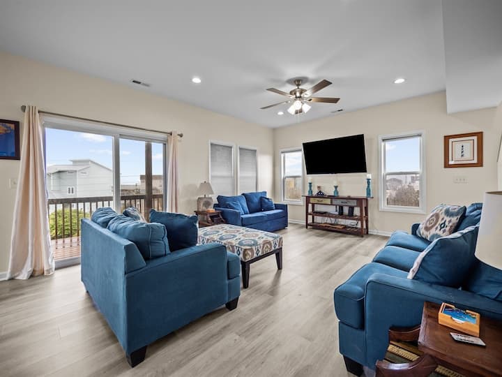 Дневна соба на 3-ти кат, отворена трпезарија и кујна, со кауч за спиење и паметен телевизор.