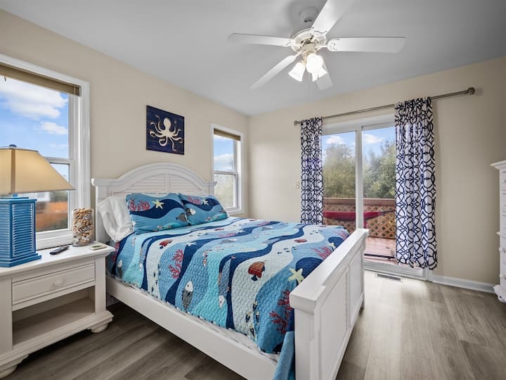 2-ри кат, полн кревет, паметен телевизор, пристап до задната тераса.