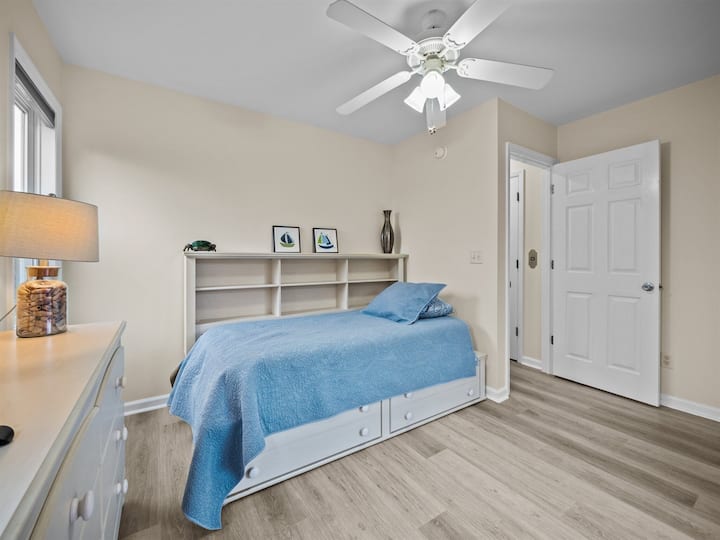 Двокреветна соба на 2 кат, паметен телевизор, пристап до задната тераса!