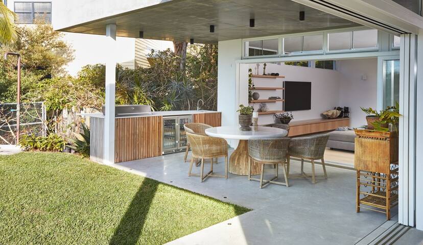 Bungan Beach House gallery image 2