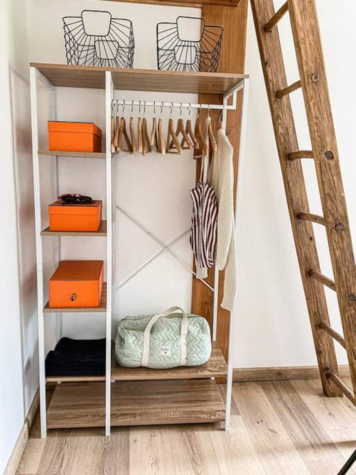 Съблекалнята в главния апартамент.