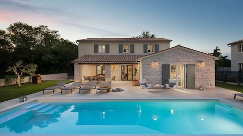 Popular Airbnb listing: Villa Casa Mostia with heated Pool in Sveta Marija Na Krasu