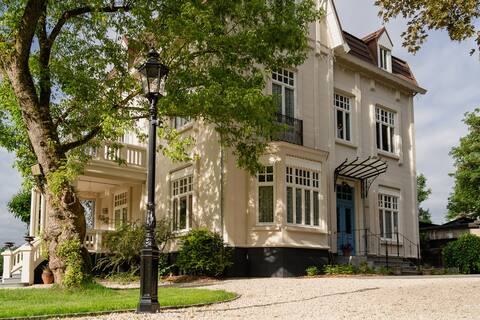 Spending the night in style in a villa from 1910.