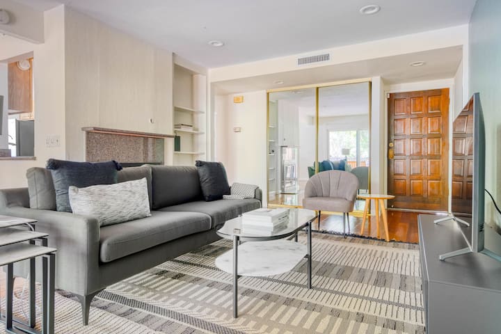 Blueground | Saratoga, a/c, patio, nr highways gallery image 2