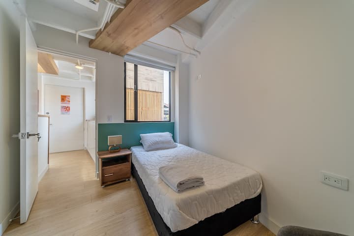 舒适且地理位置优越的单人床，房间简约实用。