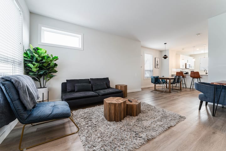 Spacious 3 Br Corner Townhome In Evanston Park! - Calgary
