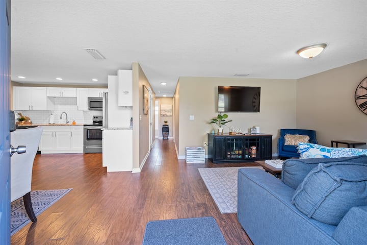 Hidden Gem With Pool Table - Jacksonville, FL