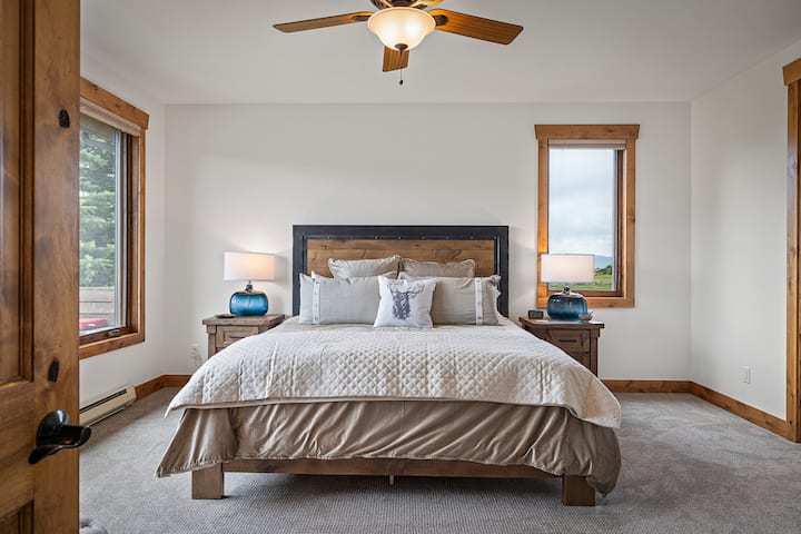 Teton Melody ~ спалня #1 на основното ниво с двойно легло и самостоятелна баня