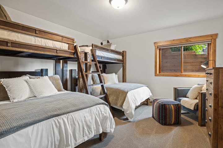 Teton Melody ~ спалня #3 на долно ниво с 2 единични легла XL над двуетажни легла тип Куин