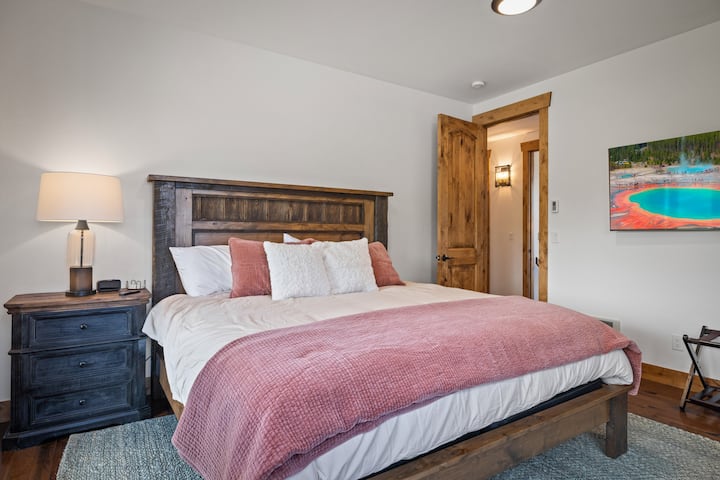 Teton Melody ~ спалня #2 на основното ниво с двойно легло