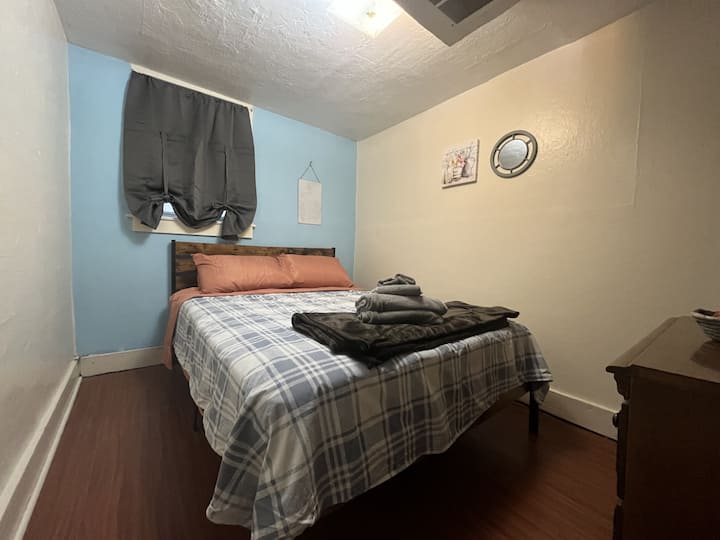 Насладете се на комфорта в нашата уютна спалня с двойно легло. Насладете се на уединение и спокойствие за спокоен сън, както и на стилна тоалетка и смарт телевизор, за да се отпуснете след натоварения ден. 