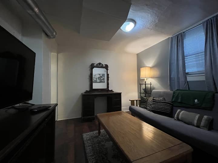 Отпуснете се, отпуснете се, гледайте филм или завършете работния ден в тази удобна всекидневна с голям телевизор и бюро, за да отговорите на вашите нужди.