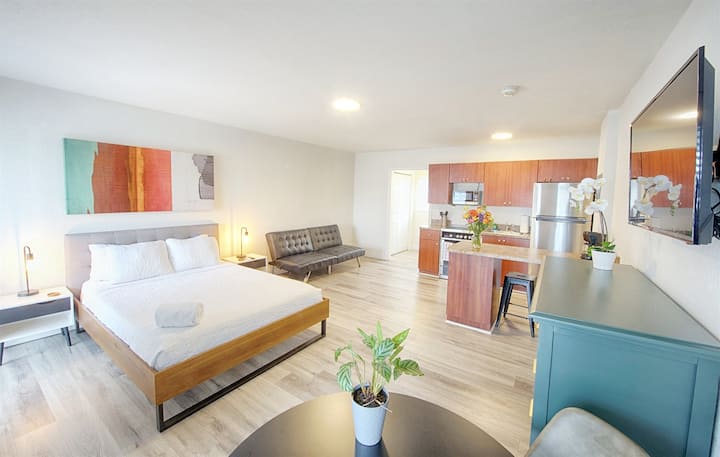 Ова е вашето светло студио Pier Walk, лоцирано на островот Дирфилд Бич!