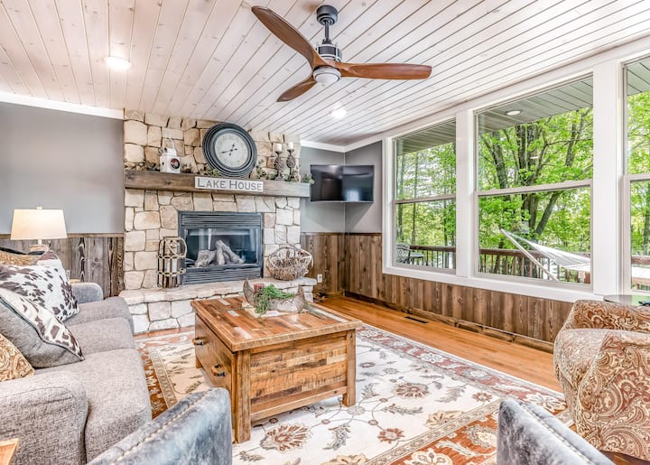 Secluded Van Vliet Retreat w/ Pontoon Boat Houses for Rent in Presque