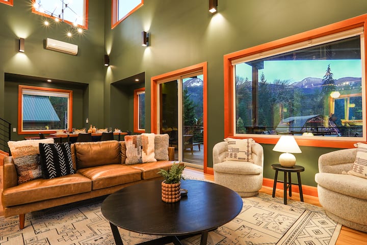 Luxe Summer Chalet W/ Hot Tub, Foosball& Mtn Views - Glacier, WA