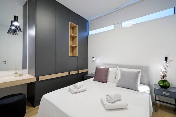 U ovoj predivnoj spavaćoj sobi punoj svjetla nalazi se veliki ormar u koji se mogu smjestiti sve vaše stvari.