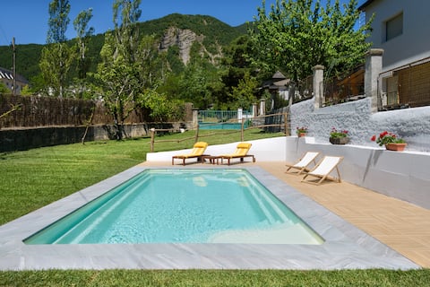 Villa Margarita Villanua, a chalet with a pool