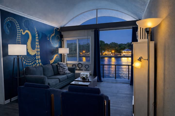 Waterfront Couples Getaway Near Beach And Trails - Saugatuck, MI