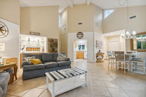 Popular Airbnb listing: Updated 1/1 Pool, Walk to Beach and Golf course! in Black Hammock Island