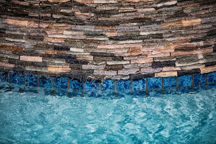 Beautiful 4 Bdrm Home at KaMilo w/pool, Sleeps 10! gallery image 4